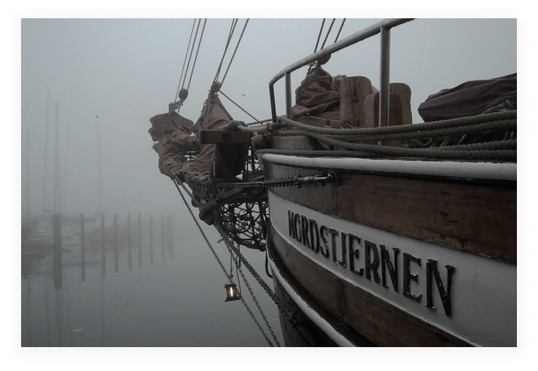 Die Nordstjernen im Hafen im Nebel